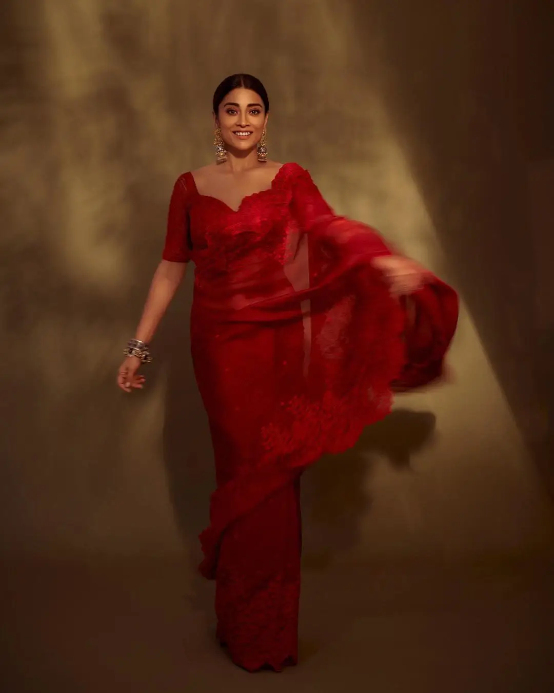 SHRIYA SARAN IN BEAUTIFUL RED SAREE BLOUSE 6